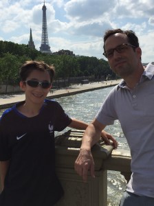 On a bridge, avec le tour eiffel
