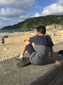 E watching futvolley, la playa de Zurriola